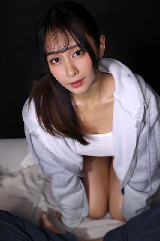 【VR】【8K】隣の部屋に住むバツイチの巨乳美人に勝手に忍び込まれ夜●いされて… 逢見リカ サンプル画像2
