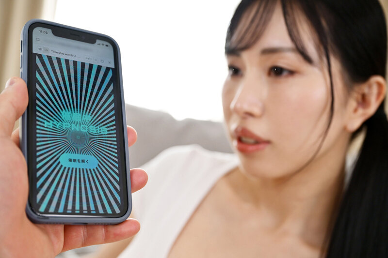【VR】【8K】家事代行サービスのオンナの巨乳にムラムラした俺は【スケベに豹変する催●アプリ】を面白半分で使用し…とんでもないバケモノ性獣モンスターを生み出した 佐野秋帆 サンプル画像3
