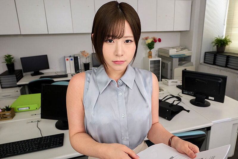 【VR】匂いセクハラ エアコンも節約した弱小会社にて。汗ダクダクで匂いムレムレの煮詰まった香りを嗅がせてくる女上司との残業夜 沙月恵奈 サンプル画像4