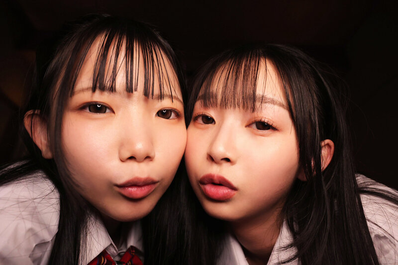 【VR】【8K】教え子に童貞がバレてしまった僕…クラスで1番と2番に可愛いと言われている生徒に夜〇いされ何発も精子を搾取されました サンプル画像2