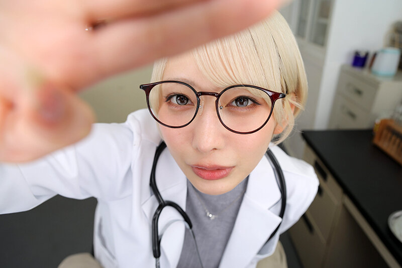 【VR】薬学部の准教授に風邪の新薬を投与されると…なぜか勃起がとまらない！？ 何度抜いてもガン立ち状態の僕に謝罪と射精を繰り返すザー汁まみれ治験。 弥生みづき サンプル画像7