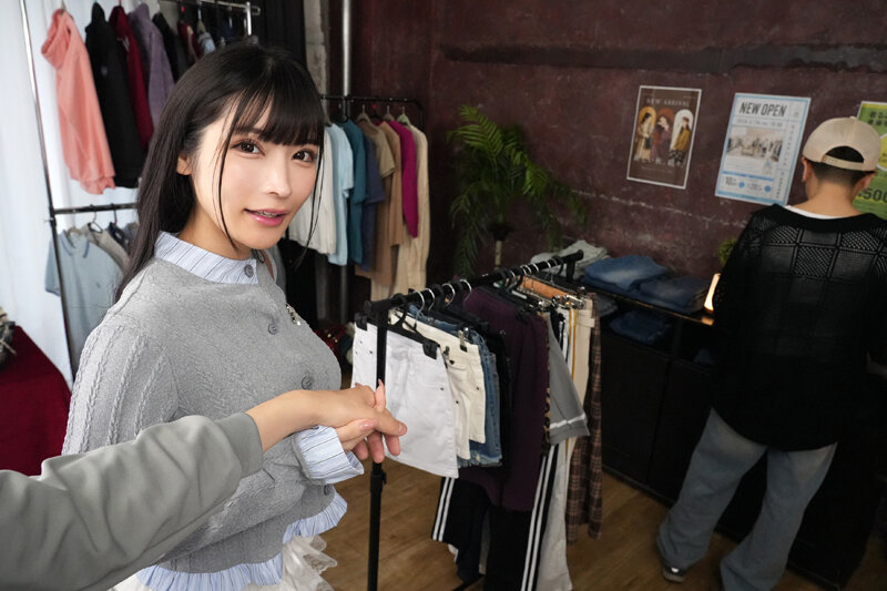 【VR】試着中にノーパン生挿入服屋でカノジョと羞恥プレイに目覚めてしまい店内デートした日。 胡桃さくら サンプル画像3