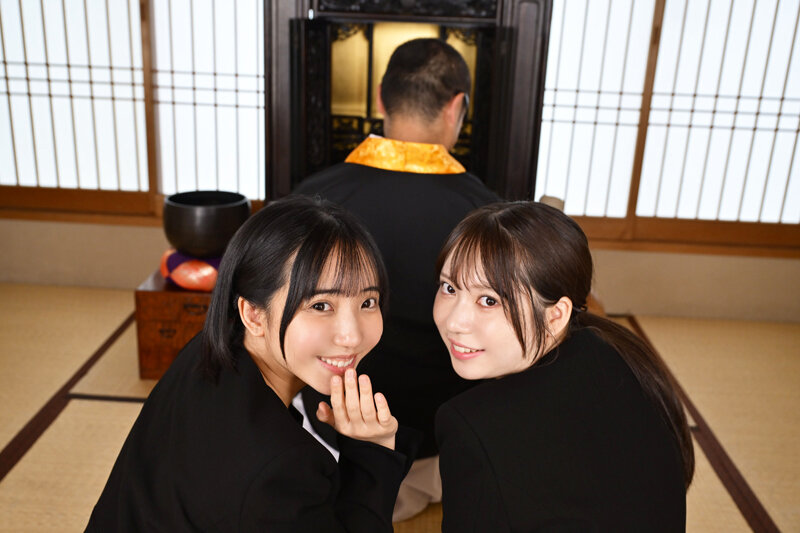 【VR】【8K】3年ぶりに会った親戚のお兄ちゃんと葬儀中に隣の部屋でこっそり馬乗り腰フリ逆3Pセックス サンプル画像6