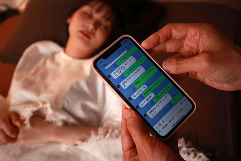 【VR】【8K】深夜1時、寝ている彼女のスマホを見たら浮気…メチャクチャ謝ってきてずっとキスされ耳元で 好き 大好き を囁かれ気が狂うほどヤリまくった仲直りSEX 月瀬りりあ サンプル画像2