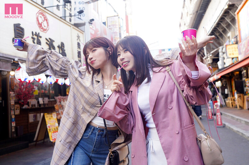 【VR】最強ガチ親友‘ぞのぶき’コンビのVlog撮影に同行したら…飲んで、はしゃいで、歌って、エロがって自由奔放 Happy Foxy Days！ 石原希望 葵いぶき サンプル画像3