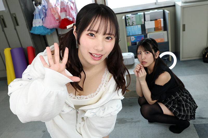 【VR】オタクの僕が推しアイドル達の専属プロデューサーに！？ しかもルールを破ってハメまくり！！ 禁断のアイドル中出しハーレム開幕！ シオリ＆ヒナコとレッスン中に…編 サンプル画像8